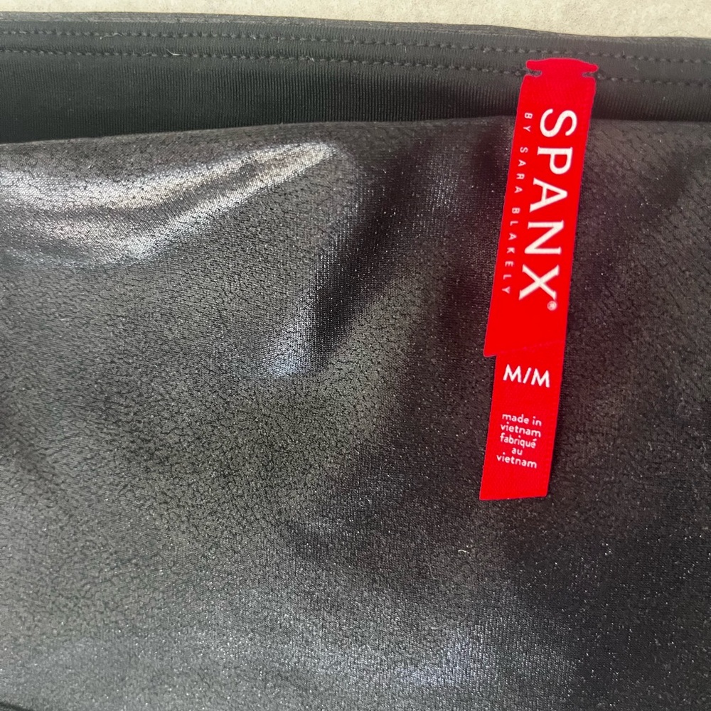 SPANXshape™ Faux Leather
Leggings size M